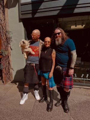 Gail Porter Instagram - With @tartan_prez and @howiekilt in our @21stcenturykilts ready for the @tartanparadescotland ❤️🏴󠁧󠁢󠁳󠁣󠁴󠁿❤️🕺🏼