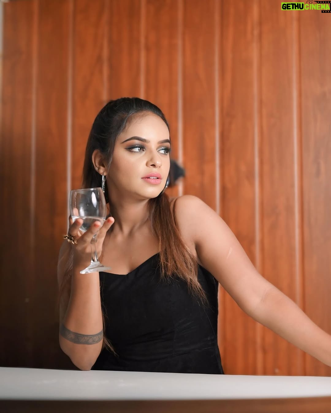 Ganga Gowda - 1.5K Likes - 🖤✨
Mua:- @megha__makeup___