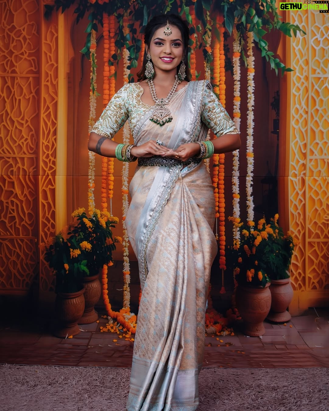 Ganga Gowda - 3 Likes - Mua:- @makeover_by_jyothi_gowda
Mentor:- @glamup_by_bhavithagowda
📸 :- @angel_media_house