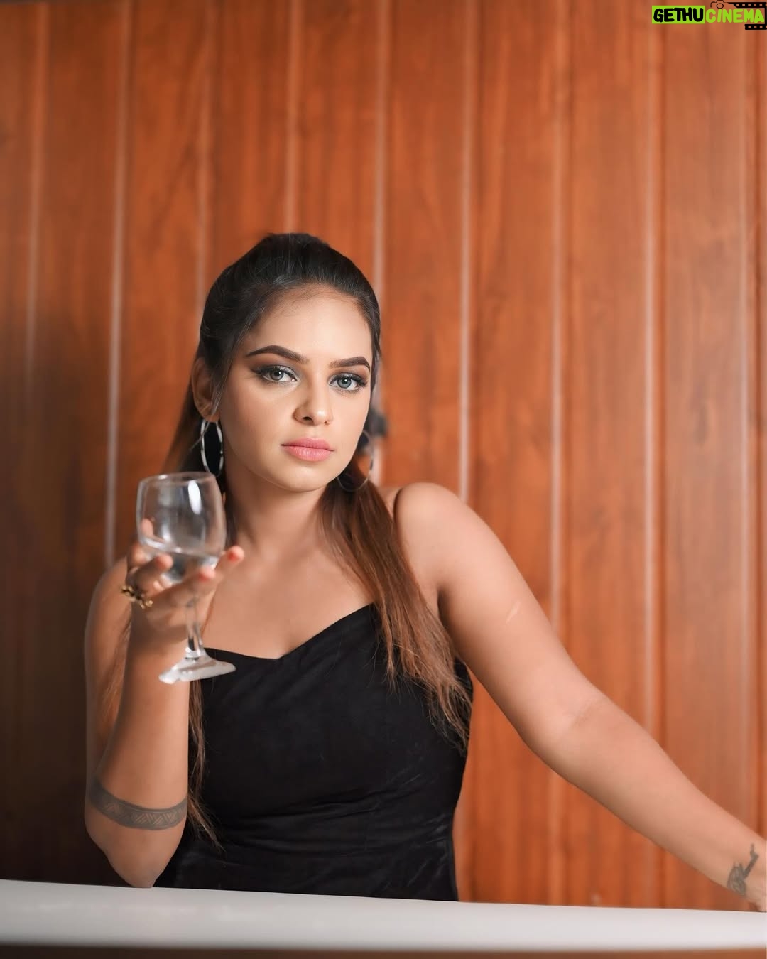 Ganga Gowda - 1.5K Likes - 🖤✨
Mua:- @megha__makeup___