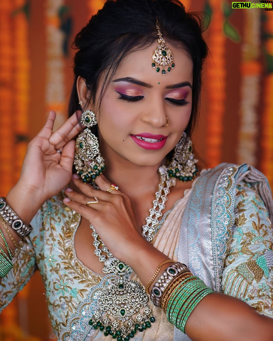 Ganga Gowda - 3 Likes - Mua:- @makeover_by_jyothi_gowda
Mentor:- @glamup_by_bhavithagowda
📸 :- @angel_media_house