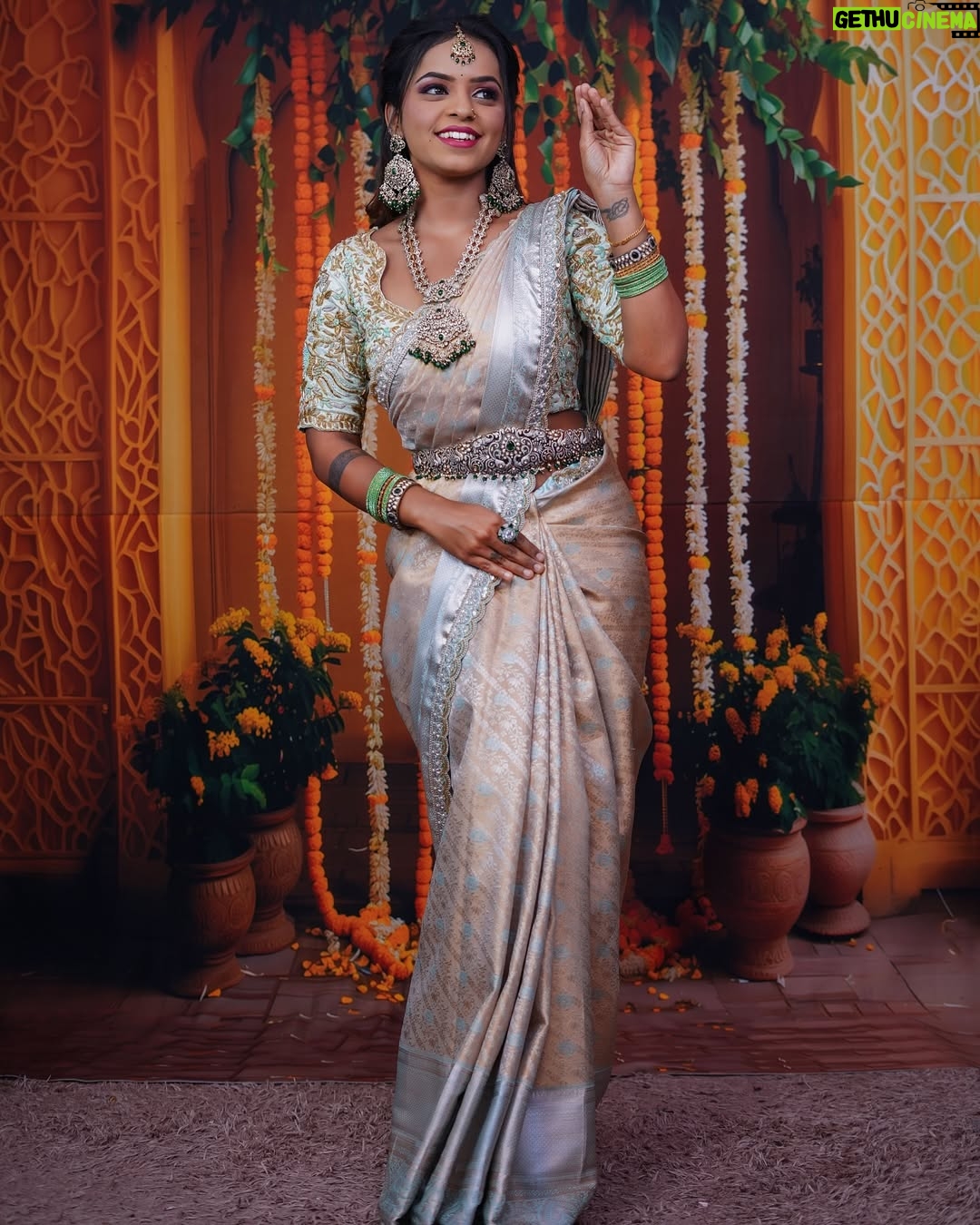 Ganga Gowda - 3 Likes - Mua:- @makeover_by_jyothi_gowda
Mentor:- @glamup_by_bhavithagowda
📸 :- @angel_media_house