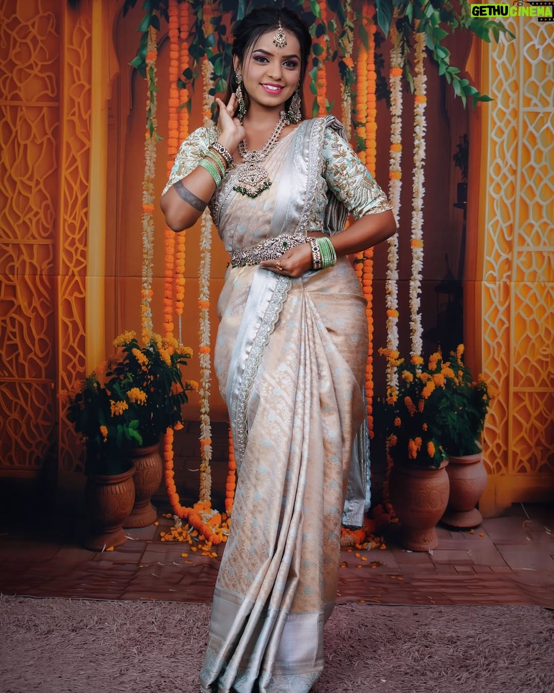 Ganga Gowda - 3 Likes - Mua:- @makeover_by_jyothi_gowda
Mentor:- @glamup_by_bhavithagowda
📸 :- @angel_media_house