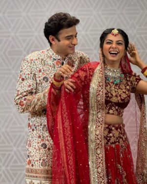 Garvita Sadhwani Instagram - Rohit kahin nahi gaya hai… woh HAI THA AUR RAHEGA. Ruhi aur aap sabke dil mein 🥺

Ye sad captions nahi hoga mujhse yaaar wouldn’t be fair, since you Made ME AND EVERYONE around you laugh every single day. You’ll be missed Romit, even the ghodha 🐎in Poddar house will miss you. 

2 shows, 2 years 
Toh aaj finally keh hi deti hun @romitrajprasher “SIR” the (senior 🤪) actor that you are 👏👏 bohot kuch seekha aapse par thank you for teaching me something even bigger than acting - enjoying every single moment  infront of the camera. 

Better things are coming your way, YOU ARE GOING TO FLY 🤍🧿🦋 

Ps. The first picture is my favorite, you & me discussing #Ruhit  scenes.. trying to give our best every time. Thank you, for making Rohit & Ruhi so iconic. Chalo dost, phir milenge chalte chalte … 🌸 han bas coffee nahi dungi 😡