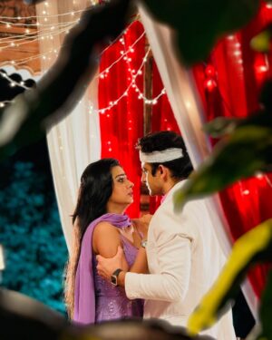 Garvita Sadhwani Instagram - Rohit kahin nahi gaya hai… woh HAI THA AUR RAHEGA. Ruhi aur aap sabke dil mein 🥺

Ye sad captions nahi hoga mujhse yaaar wouldn’t be fair, since you Made ME AND EVERYONE around you laugh every single day. You’ll be missed Romit, even the ghodha 🐎in Poddar house will miss you. 

2 shows, 2 years 
Toh aaj finally keh hi deti hun @romitrajprasher “SIR” the (senior 🤪) actor that you are 👏👏 bohot kuch seekha aapse par thank you for teaching me something even bigger than acting - enjoying every single moment  infront of the camera. 

Better things are coming your way, YOU ARE GOING TO FLY 🤍🧿🦋 

Ps. The first picture is my favorite, you & me discussing #Ruhit  scenes.. trying to give our best every time. Thank you, for making Rohit & Ruhi so iconic. Chalo dost, phir milenge chalte chalte … 🌸 han bas coffee nahi dungi 😡