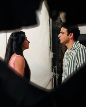 Garvita Sadhwani Instagram - Rohit kahin nahi gaya hai… woh HAI THA AUR RAHEGA. Ruhi aur aap sabke dil mein 🥺

Ye sad captions nahi hoga mujhse yaaar wouldn’t be fair, since you Made ME AND EVERYONE around you laugh every single day. You’ll be missed Romit, even the ghodha 🐎in Poddar house will miss you. 

2 shows, 2 years 
Toh aaj finally keh hi deti hun @romitrajprasher “SIR” the (senior 🤪) actor that you are 👏👏 bohot kuch seekha aapse par thank you for teaching me something even bigger than acting - enjoying every single moment  infront of the camera. 

Better things are coming your way, YOU ARE GOING TO FLY 🤍🧿🦋 

Ps. The first picture is my favorite, you & me discussing #Ruhit  scenes.. trying to give our best every time. Thank you, for making Rohit & Ruhi so iconic. Chalo dost, phir milenge chalte chalte … 🌸 han bas coffee nahi dungi 😡