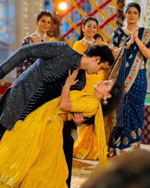 Garvita Sadhwani Instagram - Rohit kahin nahi gaya hai… woh HAI THA AUR RAHEGA. Ruhi aur aap sabke dil mein 🥺

Ye sad captions nahi hoga mujhse yaaar wouldn’t be fair, since you Made ME AND EVERYONE around you laugh every single day. You’ll be missed Romit, even the ghodha 🐎in Poddar house will miss you. 

2 shows, 2 years 
Toh aaj finally keh hi deti hun @romitrajprasher “SIR” the (senior 🤪) actor that you are 👏👏 bohot kuch seekha aapse par thank you for teaching me something even bigger than acting - enjoying every single moment  infront of the camera. 

Better things are coming your way, YOU ARE GOING TO FLY 🤍🧿🦋 

Ps. The first picture is my favorite, you & me discussing #Ruhit  scenes.. trying to give our best every time. Thank you, for making Rohit & Ruhi so iconic. Chalo dost, phir milenge chalte chalte … 🌸 han bas coffee nahi dungi 😡