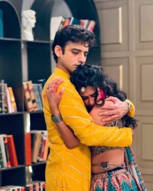 Garvita Sadhwani Instagram - Rohit kahin nahi gaya hai… woh HAI THA AUR RAHEGA. Ruhi aur aap sabke dil mein 🥺

Ye sad captions nahi hoga mujhse yaaar wouldn’t be fair, since you Made ME AND EVERYONE around you laugh every single day. You’ll be missed Romit, even the ghodha 🐎in Poddar house will miss you. 

2 shows, 2 years 
Toh aaj finally keh hi deti hun @romitrajprasher “SIR” the (senior 🤪) actor that you are 👏👏 bohot kuch seekha aapse par thank you for teaching me something even bigger than acting - enjoying every single moment  infront of the camera. 

Better things are coming your way, YOU ARE GOING TO FLY 🤍🧿🦋 

Ps. The first picture is my favorite, you & me discussing #Ruhit  scenes.. trying to give our best every time. Thank you, for making Rohit & Ruhi so iconic. Chalo dost, phir milenge chalte chalte … 🌸 han bas coffee nahi dungi 😡