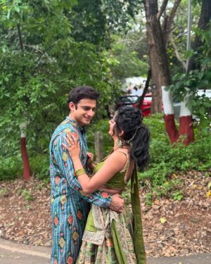 Garvita Sadhwani Instagram - Rohit kahin nahi gaya hai… woh HAI THA AUR RAHEGA. Ruhi aur aap sabke dil mein 🥺

Ye sad captions nahi hoga mujhse yaaar wouldn’t be fair, since you Made ME AND EVERYONE around you laugh every single day. You’ll be missed Romit, even the ghodha 🐎in Poddar house will miss you. 

2 shows, 2 years 
Toh aaj finally keh hi deti hun @romitrajprasher “SIR” the (senior 🤪) actor that you are 👏👏 bohot kuch seekha aapse par thank you for teaching me something even bigger than acting - enjoying every single moment  infront of the camera. 

Better things are coming your way, YOU ARE GOING TO FLY 🤍🧿🦋 

Ps. The first picture is my favorite, you & me discussing #Ruhit  scenes.. trying to give our best every time. Thank you, for making Rohit & Ruhi so iconic. Chalo dost, phir milenge chalte chalte … 🌸 han bas coffee nahi dungi 😡