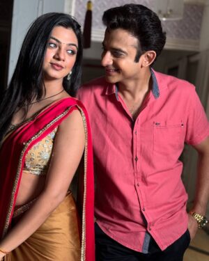 Garvita Sadhwani Instagram - Rohit kahin nahi gaya hai… woh HAI THA AUR RAHEGA. Ruhi aur aap sabke dil mein 🥺

Ye sad captions nahi hoga mujhse yaaar wouldn’t be fair, since you Made ME AND EVERYONE around you laugh every single day. You’ll be missed Romit, even the ghodha 🐎in Poddar house will miss you. 

2 shows, 2 years 
Toh aaj finally keh hi deti hun @romitrajprasher “SIR” the (senior 🤪) actor that you are 👏👏 bohot kuch seekha aapse par thank you for teaching me something even bigger than acting - enjoying every single moment  infront of the camera. 

Better things are coming your way, YOU ARE GOING TO FLY 🤍🧿🦋 

Ps. The first picture is my favorite, you & me discussing #Ruhit  scenes.. trying to give our best every time. Thank you, for making Rohit & Ruhi so iconic. Chalo dost, phir milenge chalte chalte … 🌸 han bas coffee nahi dungi 😡
