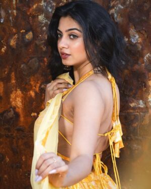 Garvita Sadhwani Instagram - Hold on 🌤️
Shot by @sarthaknaikphotography 
.
.
.
.
#portrait #yrkkh #summervibes☀️ #fyp