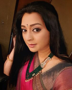 Gayatri Jayaraman Instagram - A project for which I have waited a long time launches today! Do watch me as Selvanayaki in Aadukalam on Sun TV at 10pm. I look forward to your love,support and wishes .