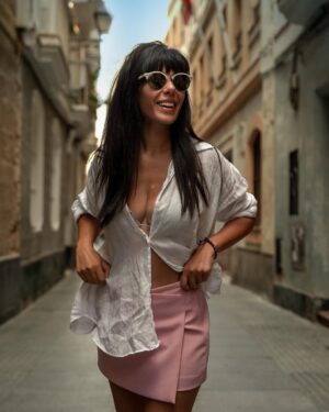 Giorgia Gianetiempo Instagram - Comunque le camicie di lino si stropicciano subito.