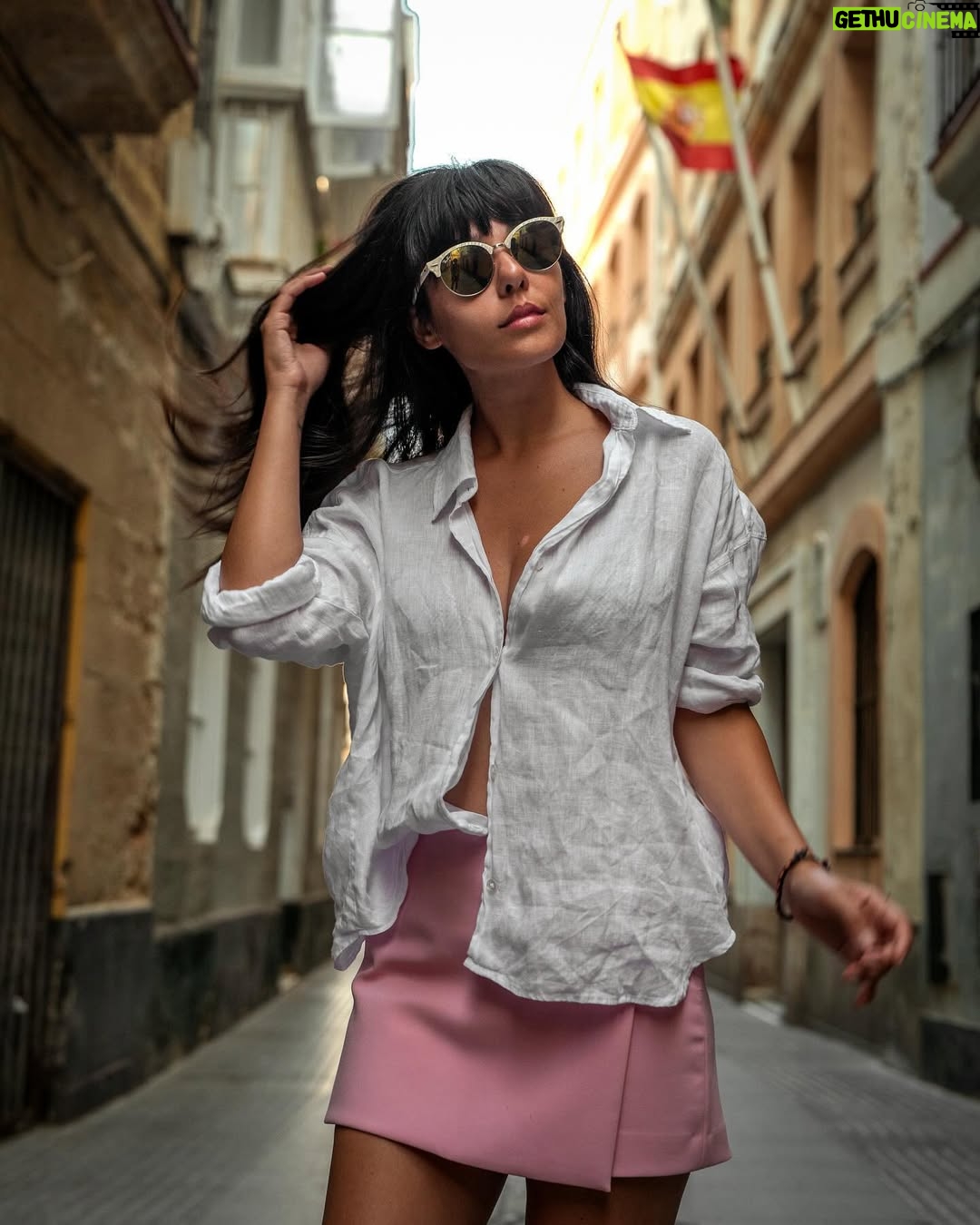Giorgia Gianetiempo - 9.7K Likes - Comunque le camicie di lino si stropicciano subito.