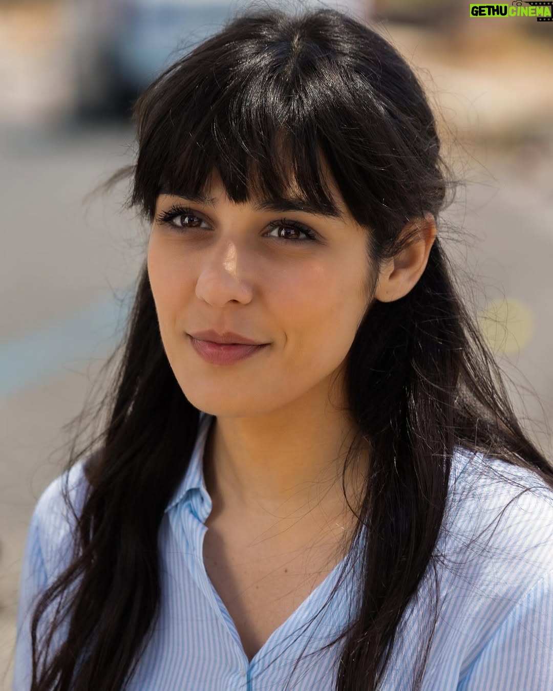 Giorgia Gianetiempo - 15.9K Likes - -“La mia bimba di 7 anni ha riconosciuto il segnale antiviolenza, cerco da un po’ di tempo di insegnarle ad avere cura di sé stessa, del suo corpo e di stare attenta! Quando abbiamo guardato la puntata ieri lei mi ha detto:
“mamma guarda che fa quella ragazza, è in pericolo e ora Rossella la salva”! Grazie per il forte messaggio che avete fatto passare!”
-“Grazie alla puntata di ieri ho potuto spiegare a mio figlio di 11 anni che se mai vedrà una donna adulta o piccola fare quel segnale, dovrà chiamare subito le forze dell’ordine, perché sicuramente quella donna è vittima di violenza fisica o/e psicologica e ha bisogno di aiuto.Ora lui lo sa ed è importante che si sappia.”👠❤️
Backstage @unpostoalsolerai3 ph: @giuseppedanna_insta