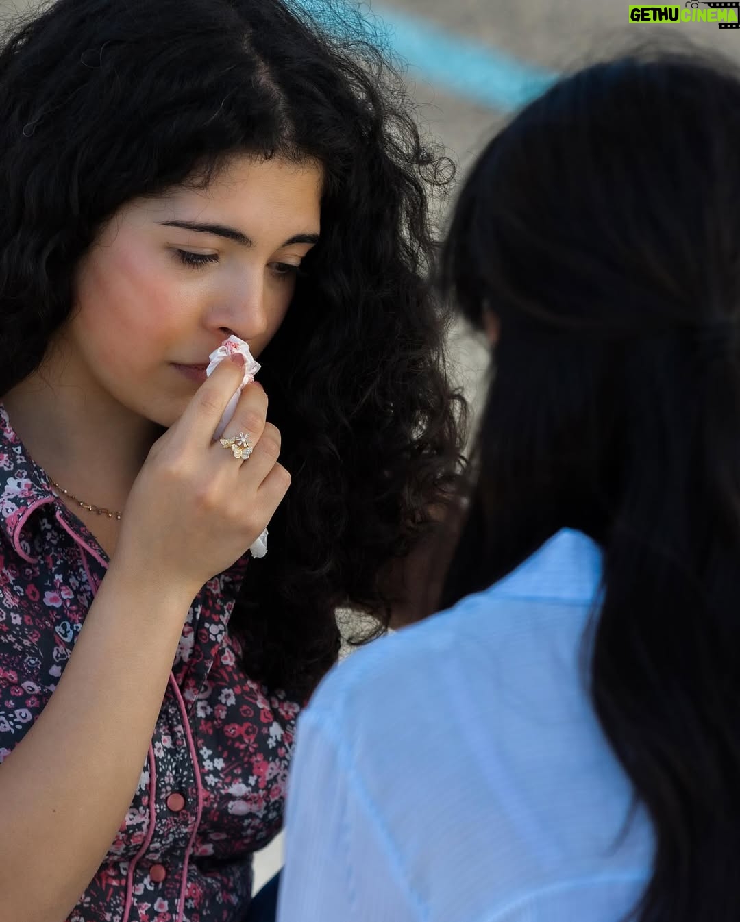 Giorgia Gianetiempo - 15.9K Likes - -“La mia bimba di 7 anni ha riconosciuto il segnale antiviolenza, cerco da un po’ di tempo di insegnarle ad avere cura di sé stessa, del suo corpo e di stare attenta! Quando abbiamo guardato la puntata ieri lei mi ha detto:
“mamma guarda che fa quella ragazza, è in pericolo e ora Rossella la salva”! Grazie per il forte messaggio che avete fatto passare!”
-“Grazie alla puntata di ieri ho potuto spiegare a mio figlio di 11 anni che se mai vedrà una donna adulta o piccola fare quel segnale, dovrà chiamare subito le forze dell’ordine, perché sicuramente quella donna è vittima di violenza fisica o/e psicologica e ha bisogno di aiuto.Ora lui lo sa ed è importante che si sappia.”👠❤️
Backstage @unpostoalsolerai3 ph: @giuseppedanna_insta