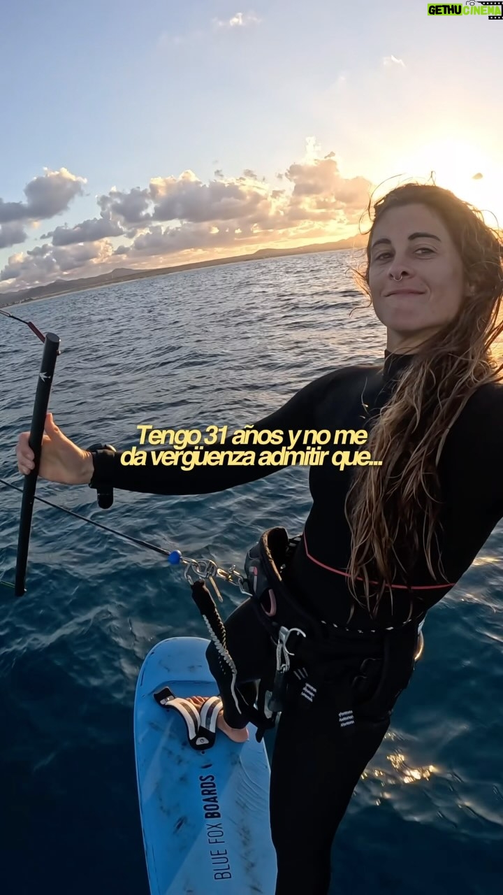 Gisela Pulido - 6.4K Likes - 1. Me da miedo hacerme mayor, ver que ya tengo 31 años y que el tiempo pasa muy rápido. A veces me olvido de disfrutar sin estar pensando en que no me define un número
2. He sido muy tímida y a veces lo sigo siendo. Mi mayor miedo de pequeña era hablar con un adulto o tener que pedir algo de beber en un restaurante o en un bar. Sin embargo, cuando cojo confianza soy más abierta y graciosa
3. A veces me cuesta mirar los logros que yo misma consigo cada día. Me comparo con quien tengo al lado, cambiando admiración por celos. Por suerte, tengo personas cerca que me refuerzan. Yo trabajo esto también. Nadie me va a dar más valor que yo misma
4. Pienso muchísimo que Fly se va a morir y eso me pone tristísima. ¿Por qué todo lo bueno tiene fin? Ojalá fuera para siempre (aunque siempre le recordaré cuando no esté)
5. Tengo miedo al fracaso. Mi cabeza me repite que ya no soy lo que era (10 veces campeona del mundo de una disciplina). Sin embargo, estoy aprendiendo muchísimo en este proceso y he cumplido sueños como ir a unos Juegos Olímpicos. Nadie podrá decir que me rendí
6. Sí, lo admito, me pone de mal humor no tomarme un buen café por la mañana