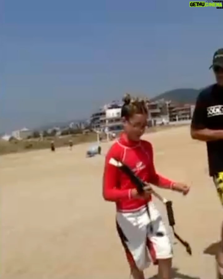Gisela Pulido - 5.3K Likes - lo que un día viste como peligroso ha terminado siendo mi estilo de vida
lo que un día me enseñaste, he podido enseñarlo yo también después
me has acompañado en cada competición, cada premio, cada aventura y sin ese apoyo hoy no estaría escribiendo este post, porque todas las personas que lo están leyendo no conocerían los logros que llegaron
ahora conocen también que detrás de todos esos mundiales hay un apoyo incondicional
gracias, papá