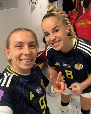 Giulia Gwinn Instagram - 𝐬𝐭𝐞𝐩 𝐛𝐲 𝐬𝐭𝐞𝐩 🎢

 6! 👏🏻 Danke für eure Unterstützung! 🖤❤️💛