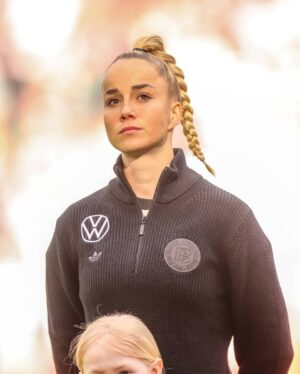 Giulia Gwinn Instagram - 𝐬𝐭𝐞𝐩 𝐛𝐲 𝐬𝐭𝐞𝐩 🎢

 6! 👏🏻 Danke für eure Unterstützung! 🖤❤️💛