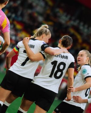 Giulia Gwinn Instagram - 𝐬𝐭𝐞𝐩 𝐛𝐲 𝐬𝐭𝐞𝐩 🎢

 6! 👏🏻 Danke für eure Unterstützung! 🖤❤️💛