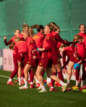 Giulia Gwinn Instagram - 𝐬𝐭𝐞𝐩 𝐛𝐲 𝐬𝐭𝐞𝐩 🎢

 6! 👏🏻 Danke für eure Unterstützung! 🖤❤️💛