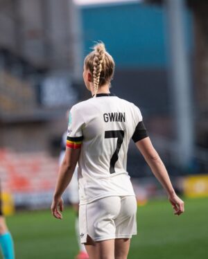 Giulia Gwinn Instagram - 𝐬𝐭𝐞𝐩 𝐛𝐲 𝐬𝐭𝐞𝐩 🎢

 6! 👏🏻 Danke für eure Unterstützung! 🖤❤️💛