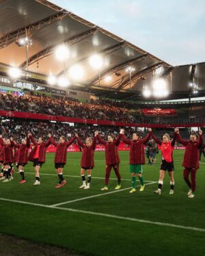 Giulia Gwinn Instagram - 𝐬𝐭𝐞𝐩 𝐛𝐲 𝐬𝐭𝐞𝐩 🎢

 6! 👏🏻 Danke für eure Unterstützung! 🖤❤️💛