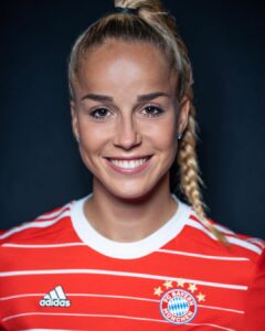 Giulia Gwinn Most Liked Photos and Posts