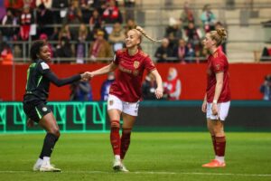 Giulia Gwinn Instagram - intensive weeks & a lot of fun with the girls on the pitch ❤️🤍
DANKE für euren Support 👏🏻🏟️