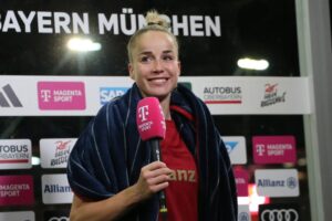 Giulia Gwinn Instagram - intensive weeks & a lot of fun with the girls on the pitch ❤️🤍
DANKE für euren Support 👏🏻🏟️