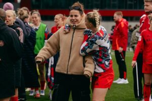 Giulia Gwinn Instagram - intensive weeks & a lot of fun with the girls on the pitch ❤️🤍
DANKE für euren Support 👏🏻🏟️