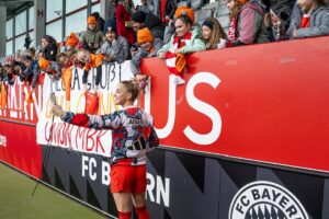 Giulia Gwinn Instagram - intensive weeks & a lot of fun with the girls on the pitch ❤️🤍
DANKE für euren Support 👏🏻🏟️