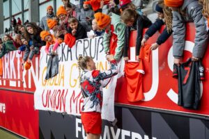Giulia Gwinn Instagram - intensive weeks & a lot of fun with the girls on the pitch ❤️🤍
DANKE für euren Support 👏🏻🏟️