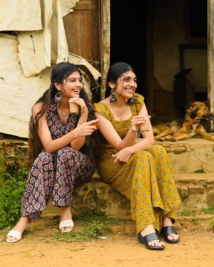 Gouri Gadhuzz Instagram - A tea break? 🤌🏻
👗: @nayikabynivedya ✨
Pc: @abhishek_manglavil 😍