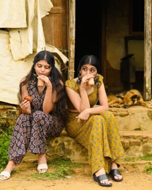 Gouri Gadhuzz Instagram - A tea break? 🤌🏻
👗: @nayikabynivedya ✨
Pc: @abhishek_manglavil 😍