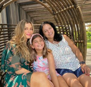 Grazi Massafera Instagram - A menina dos meus olhos continua iluminando o meu caminho e, conforme ela cresce, a nossa conexão vai se transformando em coleção de novas histórias inesquecíveis. Daqui a pouco ela faz aniversário mas o meu coração está em festa todos os dias. Ser mãe da Sofia me traz uma felicidade que eu nem sabia que era possível sentir❤️
E a você, minha mãe, quero dizer que te amo! Teu jeito simples me comove, me inspira, tua força me impulsiona. Venho evoluindo muito, eu sei. Tenho tanto orgulho de carregar tua essência em mim que permanece me guiando e ensinando a ser mãe a cada fase da minha menina. 
Sempre juntas !!!! 🫶✨🌈

Feliz Dia das Mães!
