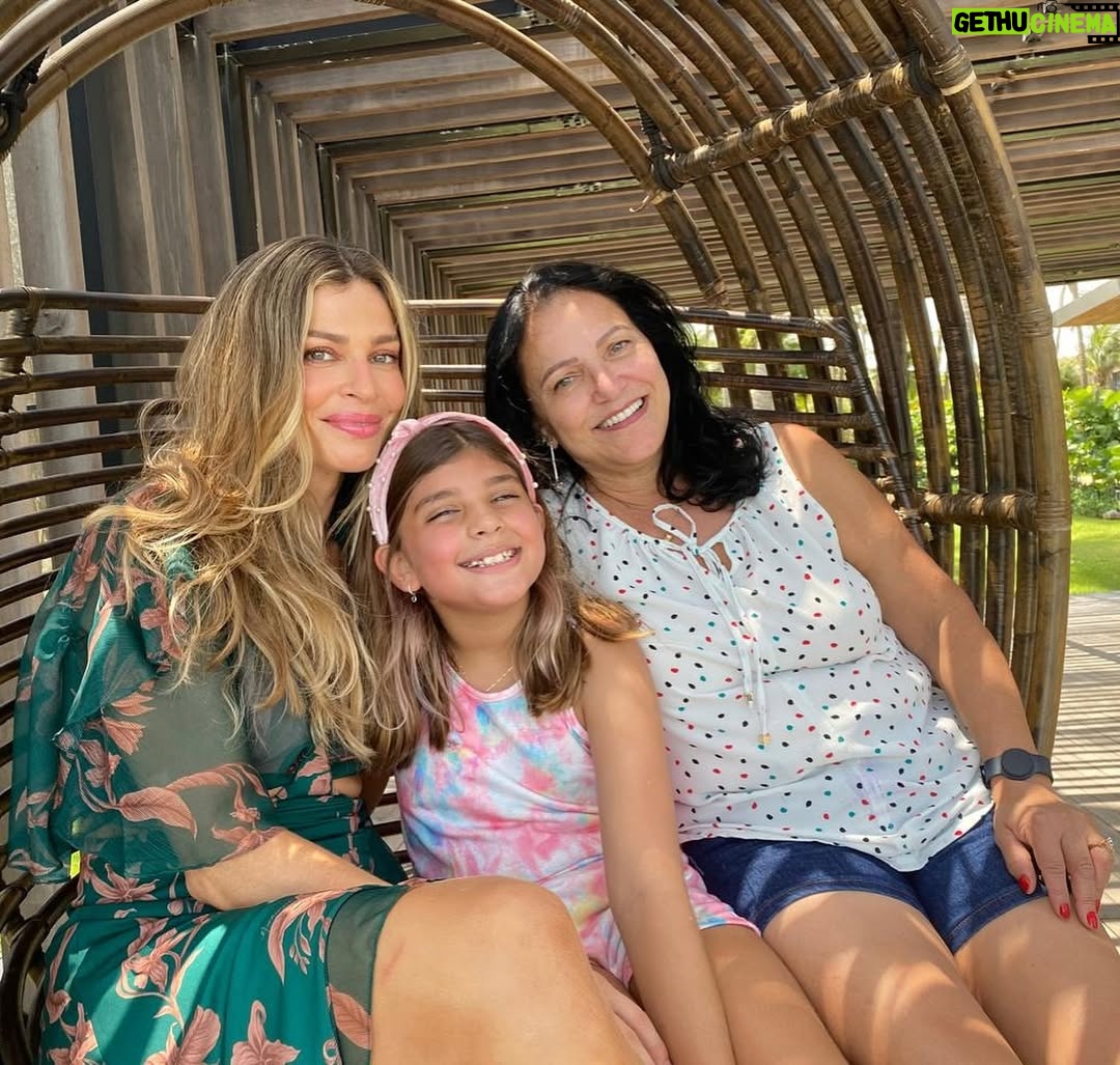 Grazi Massafera - 177.1K Likes - A menina dos meus olhos continua iluminando o meu caminho e, conforme ela cresce, a nossa conexĆ£o vai se transformando em coleção de novas histórias inesquecĆveis. Daqui a pouco ela faz aniversĆ”rio mas o meu coração estĆ” em festa todos os dias. Ser mĆ£e da Sofia me traz uma felicidade que eu nem sabia que era possĆvel sentirā¤ļø
E a você, minha mãe, quero dizer que te amo! Teu jeito simples me comove, me inspira, tua força me impulsiona. Venho evoluindo muito, eu sei. Tenho tanto orgulho de carregar tua essência em mim que permanece me guiando e ensinando a ser mãe a cada fase da minha menina.
Sempre juntas !!!! š«¶āØš
Feliz Dia das MĆ£es!