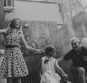 Grazi Massafera Instagram - A menina dos meus olhos continua iluminando o meu caminho e, conforme ela cresce, a nossa conexão vai se transformando em coleção de novas histórias inesquecíveis. Daqui a pouco ela faz aniversário mas o meu coração está em festa todos os dias. Ser mãe da Sofia me traz uma felicidade que eu nem sabia que era possível sentir❤️
E a você, minha mãe, quero dizer que te amo! Teu jeito simples me comove, me inspira, tua força me impulsiona. Venho evoluindo muito, eu sei. Tenho tanto orgulho de carregar tua essência em mim que permanece me guiando e ensinando a ser mãe a cada fase da minha menina. 
Sempre juntas !!!! 🫶✨🌈

Feliz Dia das Mães!