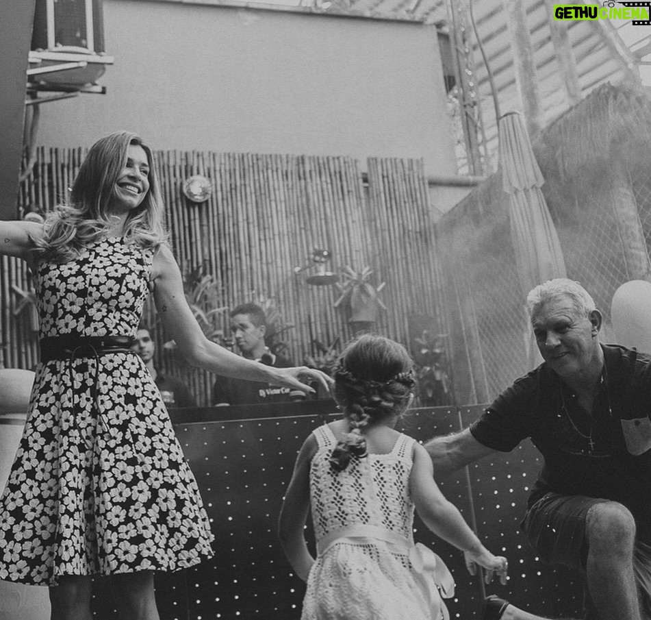 Grazi Massafera - 177.1K Likes - A menina dos meus olhos continua iluminando o meu caminho e, conforme ela cresce, a nossa conexĆ£o vai se transformando em coleção de novas histórias inesquecĆveis. Daqui a pouco ela faz aniversĆ”rio mas o meu coração estĆ” em festa todos os dias. Ser mĆ£e da Sofia me traz uma felicidade que eu nem sabia que era possĆvel sentirā¤ļø
E a você, minha mãe, quero dizer que te amo! Teu jeito simples me comove, me inspira, tua força me impulsiona. Venho evoluindo muito, eu sei. Tenho tanto orgulho de carregar tua essência em mim que permanece me guiando e ensinando a ser mãe a cada fase da minha menina.
Sempre juntas !!!! š«¶āØš
Feliz Dia das MĆ£es!