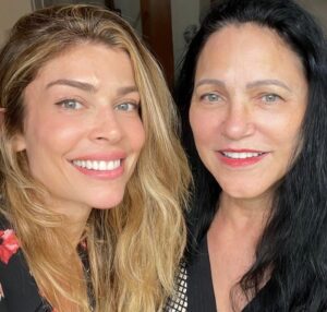 Grazi Massafera Instagram - A menina dos meus olhos continua iluminando o meu caminho e, conforme ela cresce, a nossa conexão vai se transformando em coleção de novas histórias inesquecíveis. Daqui a pouco ela faz aniversário mas o meu coração está em festa todos os dias. Ser mãe da Sofia me traz uma felicidade que eu nem sabia que era possível sentir❤️
E a você, minha mãe, quero dizer que te amo! Teu jeito simples me comove, me inspira, tua força me impulsiona. Venho evoluindo muito, eu sei. Tenho tanto orgulho de carregar tua essência em mim que permanece me guiando e ensinando a ser mãe a cada fase da minha menina. 
Sempre juntas !!!! 🫶✨🌈

Feliz Dia das Mães!