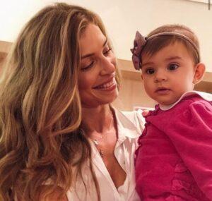 Grazi Massafera Instagram - A menina dos meus olhos continua iluminando o meu caminho e, conforme ela cresce, a nossa conexão vai se transformando em coleção de novas histórias inesquecíveis. Daqui a pouco ela faz aniversário mas o meu coração está em festa todos os dias. Ser mãe da Sofia me traz uma felicidade que eu nem sabia que era possível sentir❤️
E a você, minha mãe, quero dizer que te amo! Teu jeito simples me comove, me inspira, tua força me impulsiona. Venho evoluindo muito, eu sei. Tenho tanto orgulho de carregar tua essência em mim que permanece me guiando e ensinando a ser mãe a cada fase da minha menina. 
Sempre juntas !!!! 🫶✨🌈

Feliz Dia das Mães!