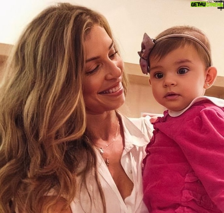 Grazi Massafera - 177.1K Likes - A menina dos meus olhos continua iluminando o meu caminho e, conforme ela cresce, a nossa conexĆ£o vai se transformando em coleção de novas histórias inesquecĆveis. Daqui a pouco ela faz aniversĆ”rio mas o meu coração estĆ” em festa todos os dias. Ser mĆ£e da Sofia me traz uma felicidade que eu nem sabia que era possĆvel sentirā¤ļø
E a você, minha mãe, quero dizer que te amo! Teu jeito simples me comove, me inspira, tua força me impulsiona. Venho evoluindo muito, eu sei. Tenho tanto orgulho de carregar tua essência em mim que permanece me guiando e ensinando a ser mãe a cada fase da minha menina.
Sempre juntas !!!! š«¶āØš
Feliz Dia das MĆ£es!