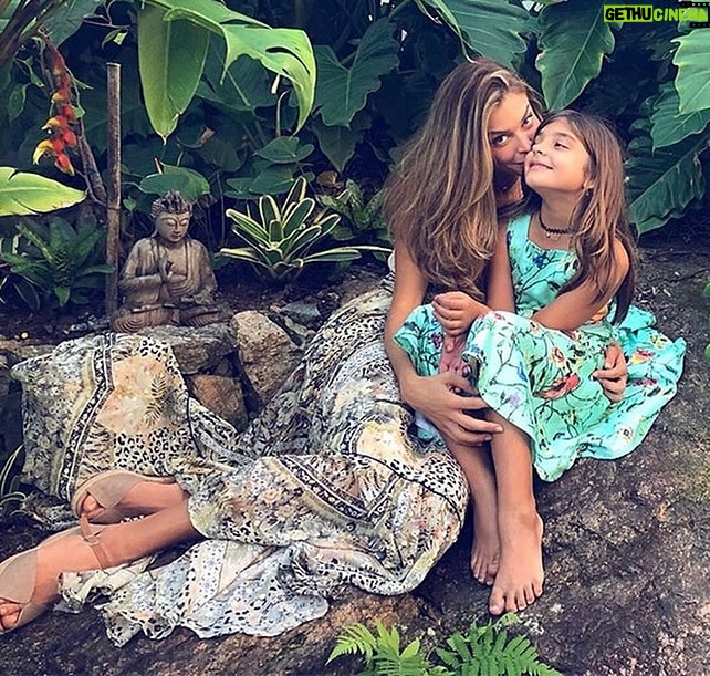 Grazi Massafera - 177.1K Likes - A menina dos meus olhos continua iluminando o meu caminho e, conforme ela cresce, a nossa conexĆ£o vai se transformando em coleção de novas histórias inesquecĆveis. Daqui a pouco ela faz aniversĆ”rio mas o meu coração estĆ” em festa todos os dias. Ser mĆ£e da Sofia me traz uma felicidade que eu nem sabia que era possĆvel sentirā¤ļø
E a você, minha mãe, quero dizer que te amo! Teu jeito simples me comove, me inspira, tua força me impulsiona. Venho evoluindo muito, eu sei. Tenho tanto orgulho de carregar tua essência em mim que permanece me guiando e ensinando a ser mãe a cada fase da minha menina.
Sempre juntas !!!! š«¶āØš
Feliz Dia das MĆ£es!