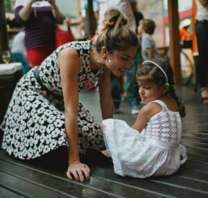 Grazi Massafera Instagram - A menina dos meus olhos continua iluminando o meu caminho e, conforme ela cresce, a nossa conexão vai se transformando em coleção de novas histórias inesquecíveis. Daqui a pouco ela faz aniversário mas o meu coração está em festa todos os dias. Ser mãe da Sofia me traz uma felicidade que eu nem sabia que era possível sentir❤️
E a você, minha mãe, quero dizer que te amo! Teu jeito simples me comove, me inspira, tua força me impulsiona. Venho evoluindo muito, eu sei. Tenho tanto orgulho de carregar tua essência em mim que permanece me guiando e ensinando a ser mãe a cada fase da minha menina. 
Sempre juntas !!!! 🫶✨🌈

Feliz Dia das Mães!