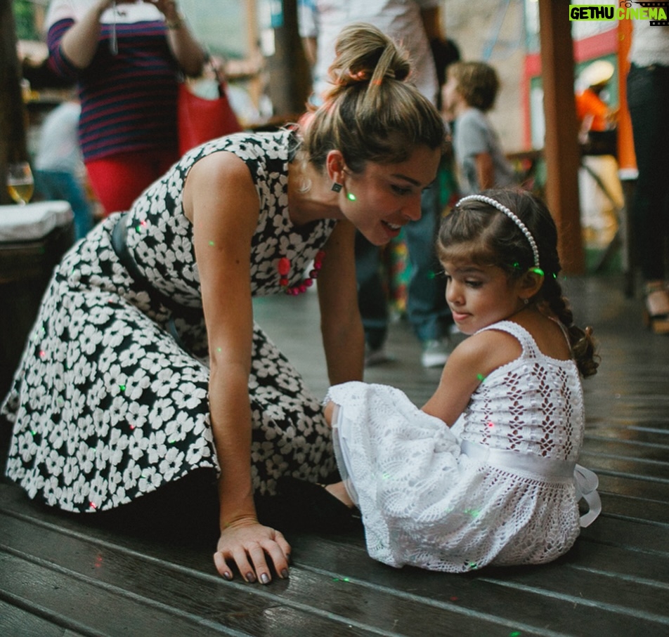Grazi Massafera - 177.1K Likes - A menina dos meus olhos continua iluminando o meu caminho e, conforme ela cresce, a nossa conexĆ£o vai se transformando em coleção de novas histórias inesquecĆveis. Daqui a pouco ela faz aniversĆ”rio mas o meu coração estĆ” em festa todos os dias. Ser mĆ£e da Sofia me traz uma felicidade que eu nem sabia que era possĆvel sentirā¤ļø
E a você, minha mãe, quero dizer que te amo! Teu jeito simples me comove, me inspira, tua força me impulsiona. Venho evoluindo muito, eu sei. Tenho tanto orgulho de carregar tua essência em mim que permanece me guiando e ensinando a ser mãe a cada fase da minha menina.
Sempre juntas !!!! š«¶āØš
Feliz Dia das MĆ£es!