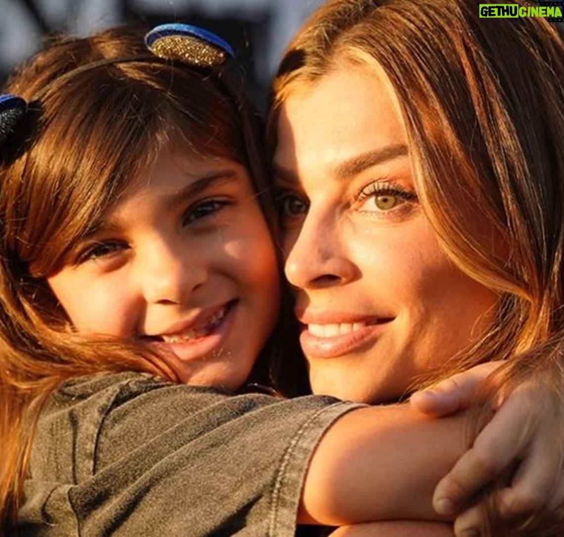 Grazi Massafera - 177.1K Likes - A menina dos meus olhos continua iluminando o meu caminho e, conforme ela cresce, a nossa conexĆ£o vai se transformando em coleção de novas histórias inesquecĆveis. Daqui a pouco ela faz aniversĆ”rio mas o meu coração estĆ” em festa todos os dias. Ser mĆ£e da Sofia me traz uma felicidade que eu nem sabia que era possĆvel sentirā¤ļø
E a você, minha mãe, quero dizer que te amo! Teu jeito simples me comove, me inspira, tua força me impulsiona. Venho evoluindo muito, eu sei. Tenho tanto orgulho de carregar tua essência em mim que permanece me guiando e ensinando a ser mãe a cada fase da minha menina.
Sempre juntas !!!! š«¶āØš
Feliz Dia das MĆ£es!