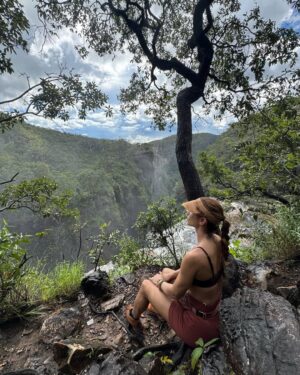 Grazi Massafera Instagram - Sextou !! Nesse hospício chamado “Vida” rs. Te desejo pra hoje .Daqui recordando as maravilhas do Cerrado. Que tu veja desenhos nas nuvens. 
E tenha ideias pra ajudar quem deixou de acreditar nas estrelas. Que se apaixone e cuide bem dos teus afetos.