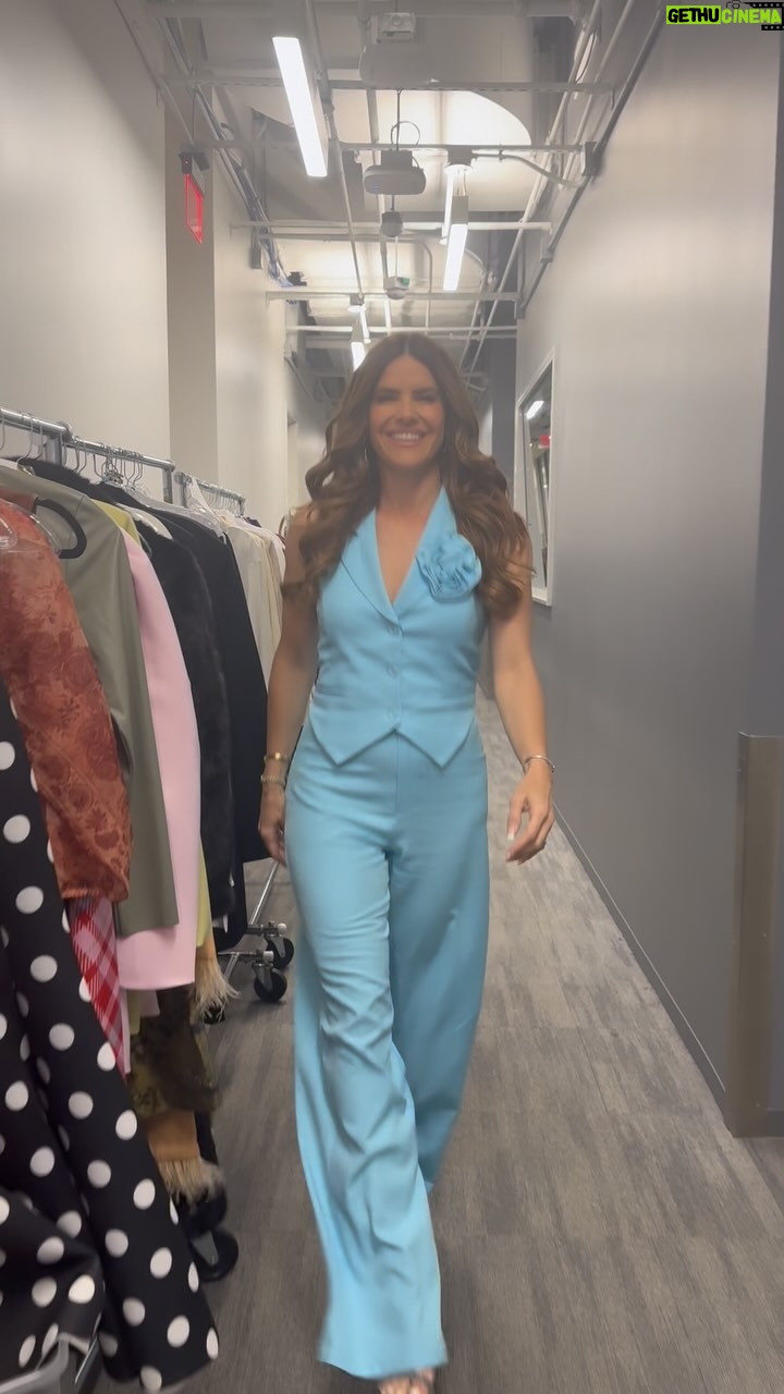 Greidys Gil - 3.2K Likes - Familiaaaa llegó el Viernes y llegó el reparto!!! 💃🏻😂 Aquí les dejo los looks de la semana. Cuál es tu favorito??? 🤗
.
.
.
#latina #style #fashion #tvshow #cuban #fashionstyle #styles #clothing