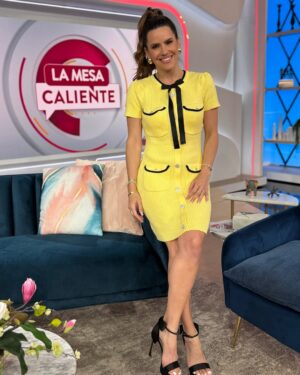 Greidys Gil Instagram - Morning morning!!!! Literal me siento como un sol en esta hermosa mañana! 💛🌞😜 Nos vemos esta tarde en @lamesacaliente. Te gusta el amarillo para vestir???